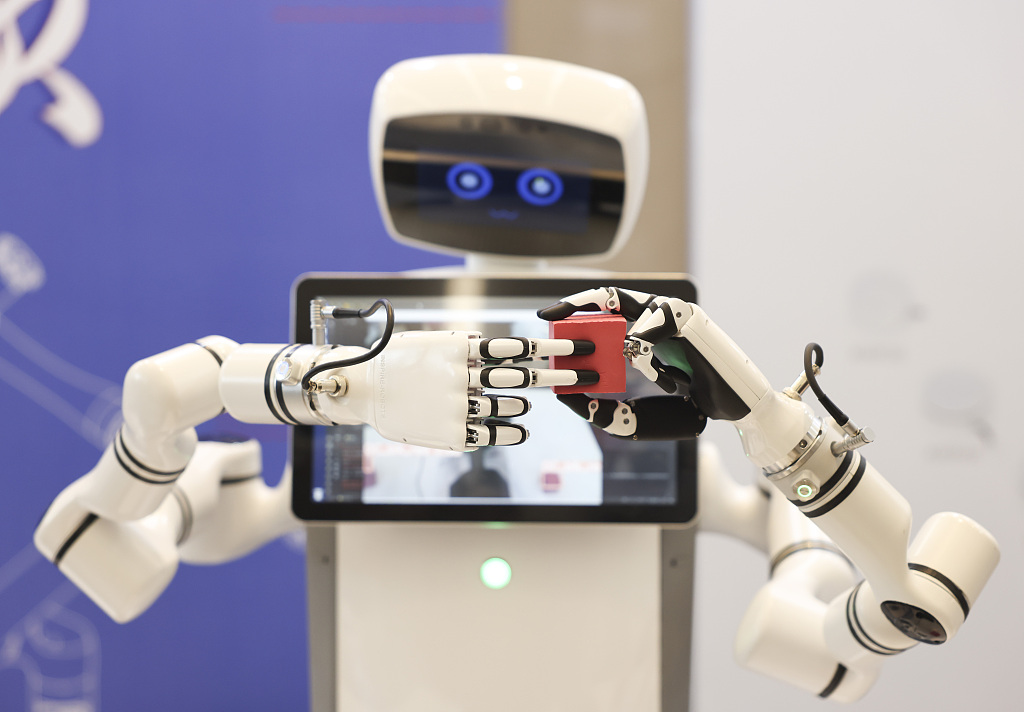 investing_china's tweet image. Chinese tech giants like #UnitreeRobotics and #UBTech are revolutionizing the #HumanoidRobots industry by integrating #AI with lifelike androids. By 2025, China plans to create an advanced humanoid robot system. #InvestinChina #IndustrialTrends brnw.ch/21wKfqy