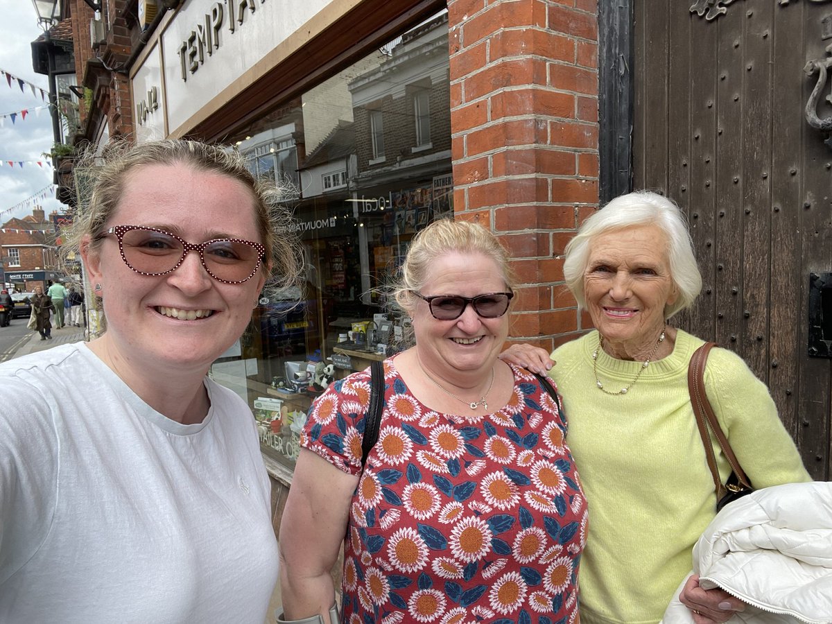 Whilst visiting Henley on Thames we bumped into Mary Berry! She was lovely. Really grateful for the picture 🤩😊 #MaryBerry #HenleyonThames