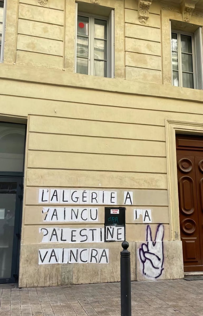 Seen in Marseille, France:

“Algeria prevailed, Palestine will prevail.”

🇵🇸 🇩🇿