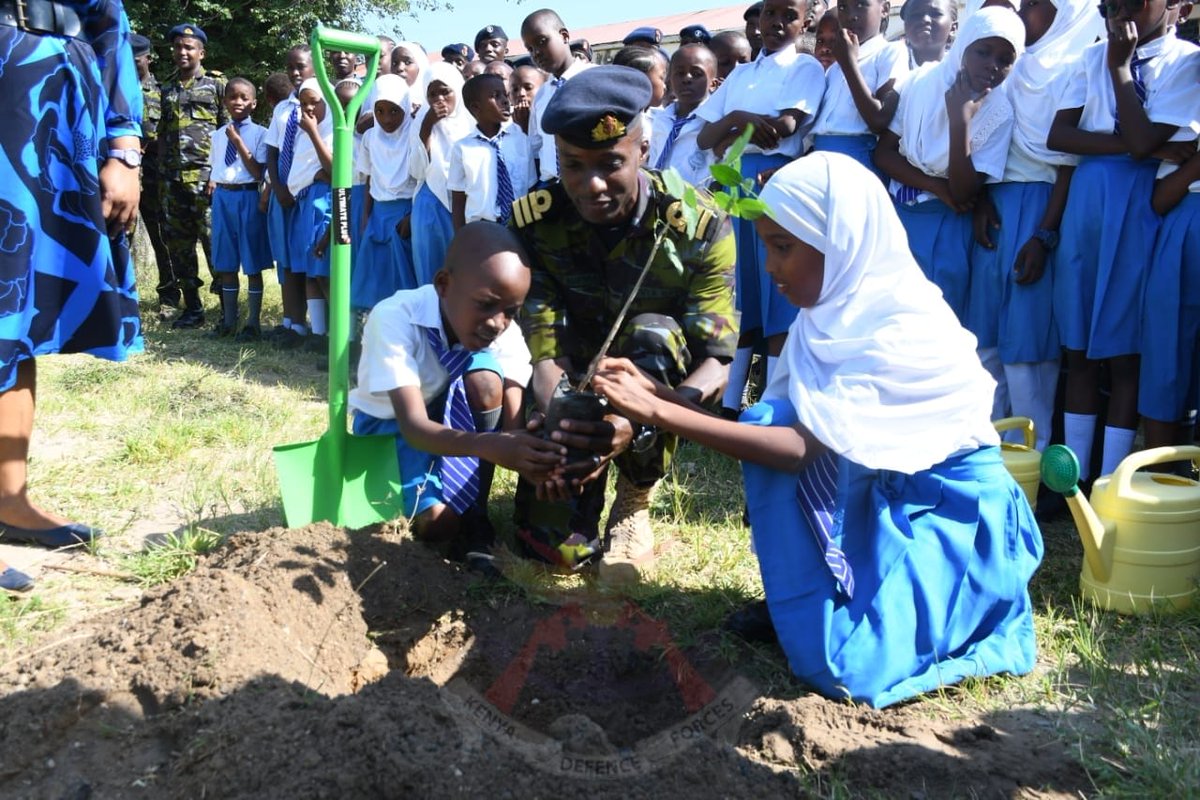 Kenya Defence Forces Units and Formations at the Coast region in collaboration with Greens of Africa, Equity Bank and Watamu local community planted 100,000 mangrove seedlings along Mida Creek within Watamu area today, 29 May 2024.
bit.ly/4bZ7QlM