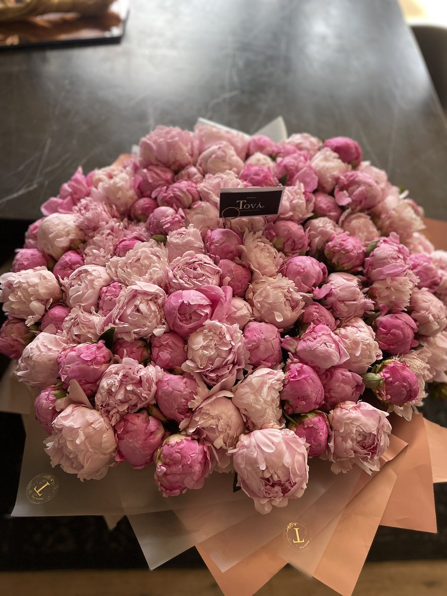 Nadiatorresva's tweet photo. Sin duda el ramo más hermoso es de 100 peonias “Florería Tová” https://t.co/LQkp4KBOaP