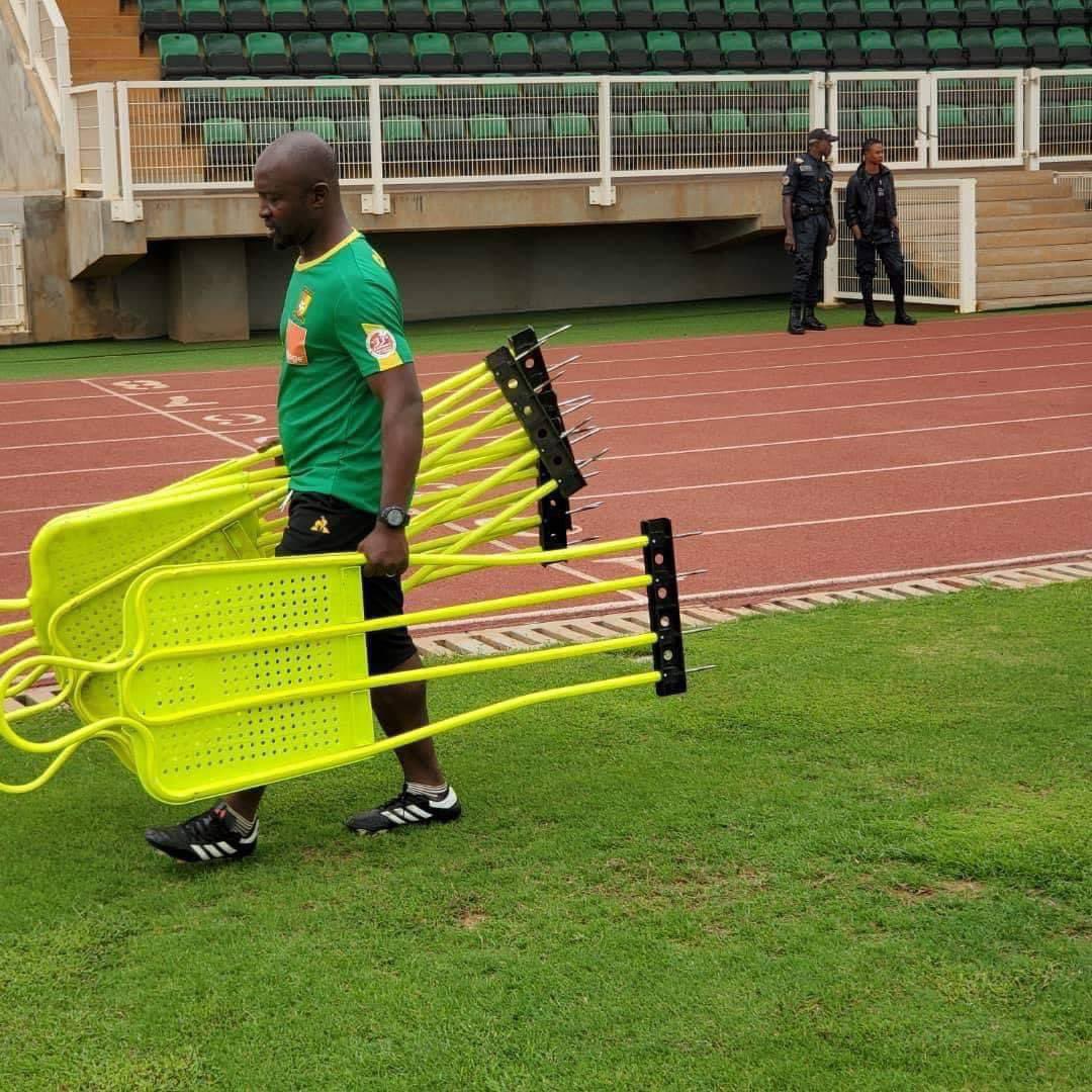 🔴 INFO: Narcisse Tinkeu, récemment nommé au poste de préparateur physique par intérim des Lions Indomptables par Samuel Eto’o, est affecté à Moloundou dans la région de l’Est Cameroun par le Ministre des Sports. #CFOOT🇨🇲