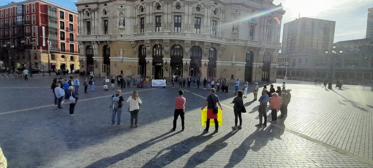 “Giza eskubideen hondoratzea” hitzaldiaren eta Bizkaia Isilik bilkurako irudiak partekatzen ditugu 

Compartimos las imágenes de la charla “ El naufragio de los derechos humanos” y los Círculos del Silencio 

#bagara #hator