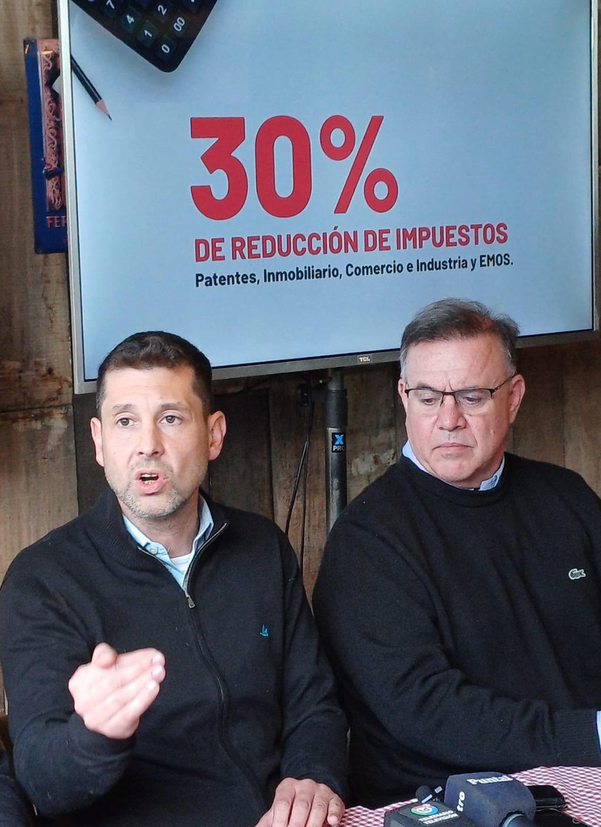 Presidente <a href="/JMilei/">Javier Milei</a> el 25 de Mayo usted le dijo a los argentinos que iba a bajar los impuestos si se aprobaba la Ley Bases. Nosotros desde Río Cuarto le decimos que estamos convencidos de que es posible y absolutamente necesario bajar la presión impositiva,
<a href="/AbrileGabi/">Gabriel Abrile</a> 
1/3