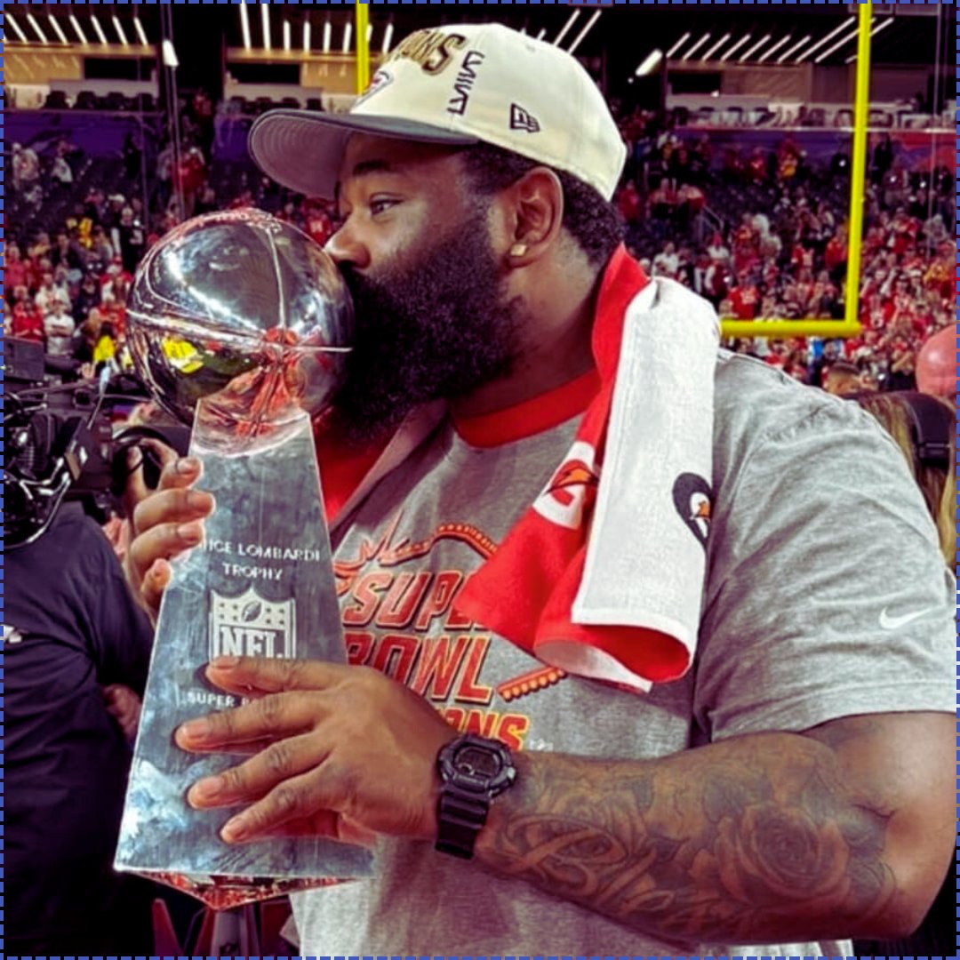 MySportsUpdate's tweet image. #Chiefs DE Isaiah Buggs is facing two misdemeanor warrants issued by Tuscaloosa police for second-degree cruelty to dogs. Buggs is accused of leaving two dogs locked on his property with no access to food or water, according to @TuscaloosaPatch.

patch.com/alabama/tuscal…