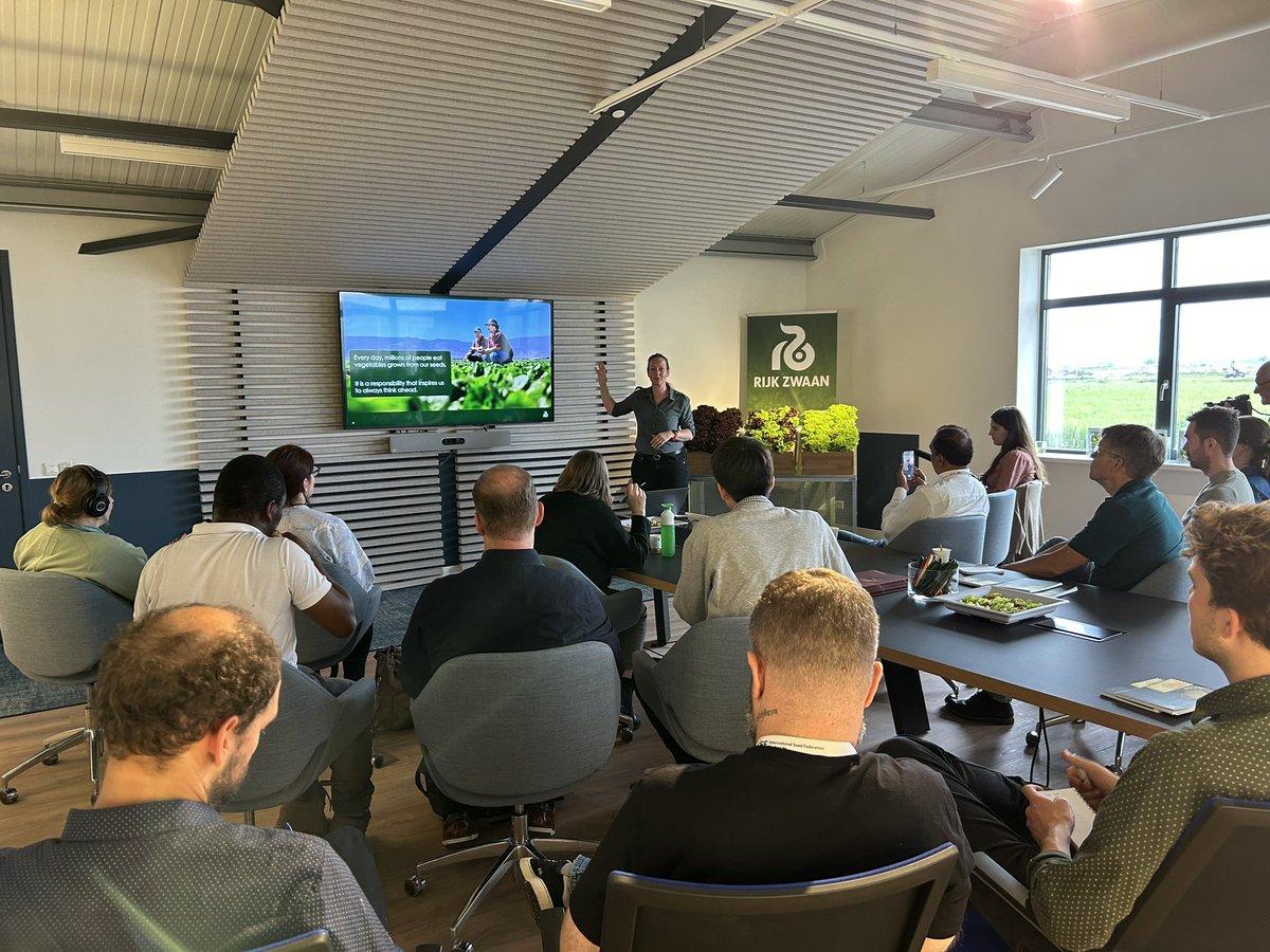 @RijkZwaan was the third and final stop on the ISF Plantum press tour. Very interesting to see how lettuce is grown on substrate and derives nutrition from water that is nutrient enriched. 🥬 

#WSC2024 #WorldSeed2024 #ISF100Years #SeedIsLife #plantum #ISF2024