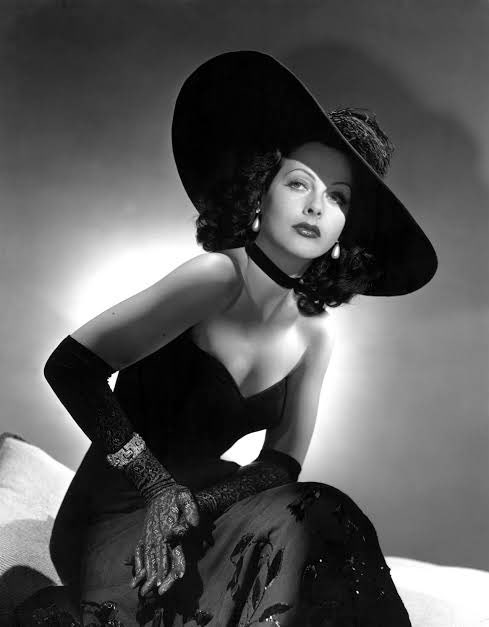 RevistaEHR's tweet photo. 🕵️‍♂️Hedwig Eva Maria Kiesler, más conocida como Hedy Lamarr, no solo fue una estrella de Hollywood; sino también una brillante inventora. 

Durante la SGM, desarrolló un sistema de detección de torpedos que sentó las bases para el WiFi que usamos hoy.🌟📡 https://t.co/pD5np6cQZF