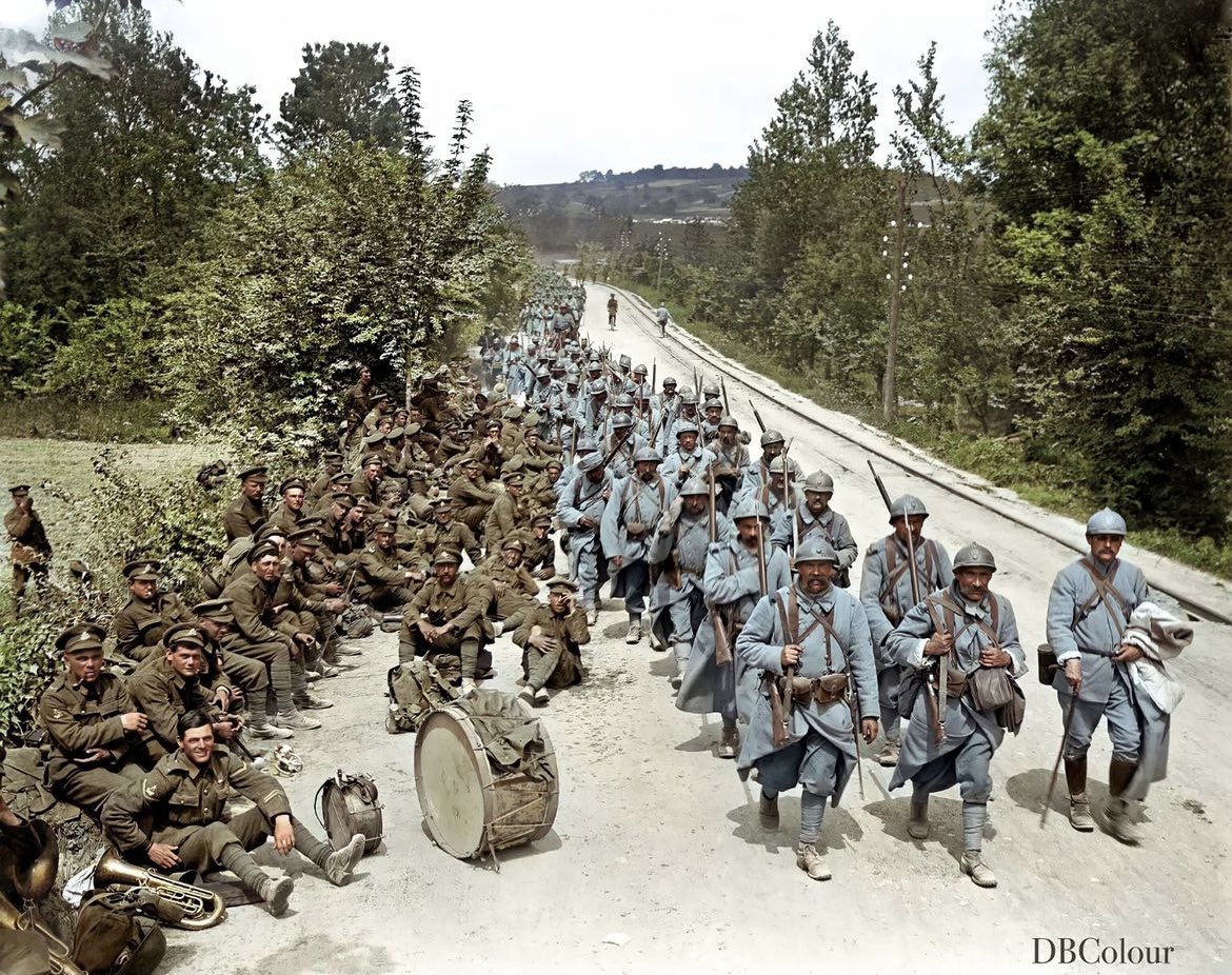 🇫🇷🇬🇧 French and British soldiers returning from the frontlines of the Aisne at Passy-sur-Marne, May 29, 1918.
These photographs, first two colourised by @dougbanksee and Leo Courvoisier, were taken today 106 years ago during the Third Battle of the Aisne. 📷 ww1photos_info