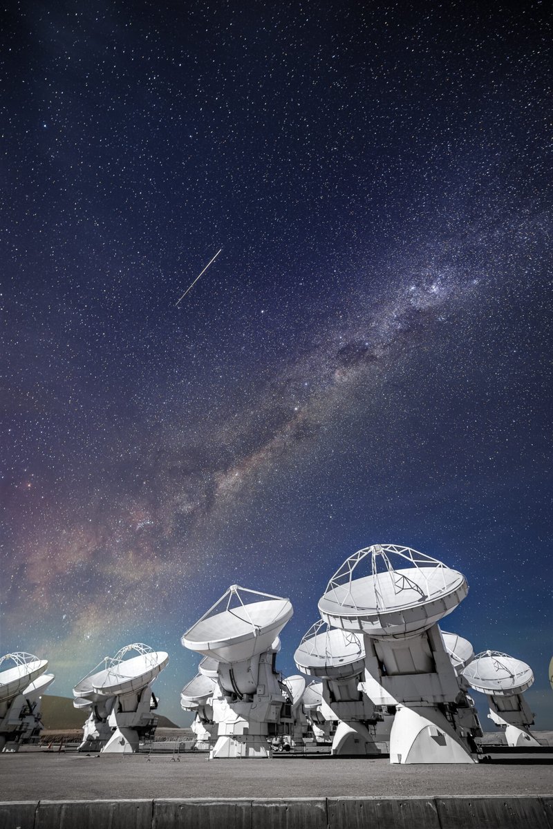 ¡Pide un deseo! ☄️
Una noche iluminada por la Luna, lo que no impidió captar la Vía Láctea sobre el conjunto de antenas y de paso ¡un meteoro!

📷: Alex Pérez.