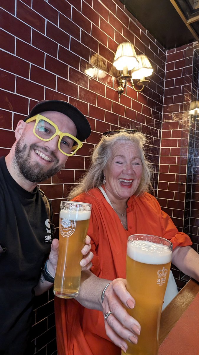 Had a live 'have a Soundwave' moment in @craftbeercoWC1. I watched Alison here try her Soundwave with such a lovely face of approval and so had to say hello. Her son got her into craft beer and she's in London from the North East for her partner's 60th. My cockles are warmed 😊