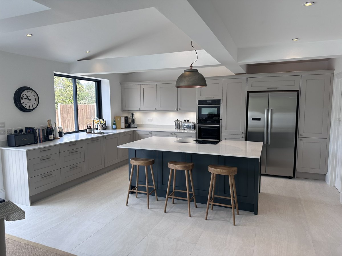 MyDreamKitchen_'s tweet image. Painted solid ash shaker doors in Cashmere and Copse Green.
Quartz worktop with dark grey veins on a warm white background showcases a classic and unique look

#mydreamkitchen  #bespokekitchens  #designinspiration #exclusivekitchens   
#kitchensofinsta