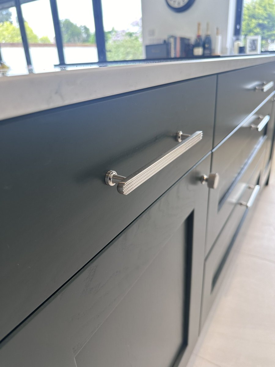 MyDreamKitchen_'s tweet image. Painted solid ash shaker doors in Cashmere and Copse Green.
Quartz worktop with dark grey veins on a warm white background showcases a classic and unique look

#mydreamkitchen  #bespokekitchens  #designinspiration #exclusivekitchens   
#kitchensofinsta
