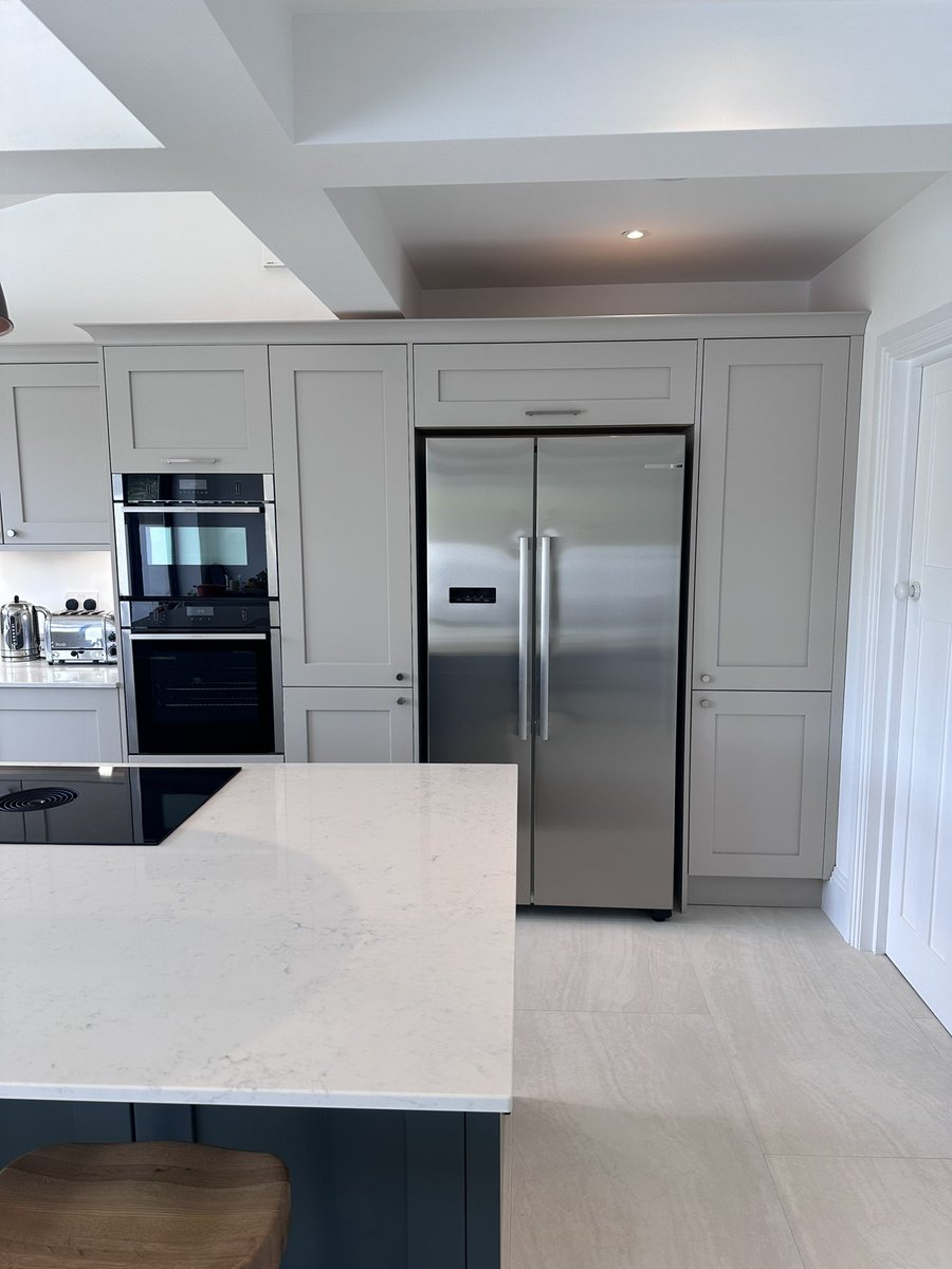 MyDreamKitchen_'s tweet image. Painted solid ash shaker doors in Cashmere and Copse Green.
Quartz worktop with dark grey veins on a warm white background showcases a classic and unique look

#mydreamkitchen  #bespokekitchens  #designinspiration #exclusivekitchens   
#kitchensofinsta