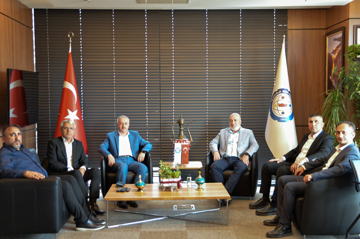 Sendika Genel Merkezimizde Trabzon Memur-Sen Teşkilatlarımızı ağırladık. Memur-Sen İl Başkanımız Mehmet Kara, Sağlık-Sen Şube Başkanımız İdris Aydın, Birlik Haber-Sen İl Başkanımız Kadir Öztürk ve Emekli Memur-Sen İl Başkanımız Mustafa Demirbaş’a yapmış oldukları nazik ziyaret