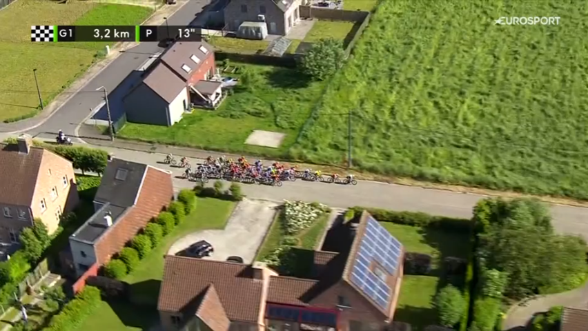 A 3km, un trio ouvre la route. Le groupe avec Axel Zingle n'est pas loin ! #CircuitFrancoBelge