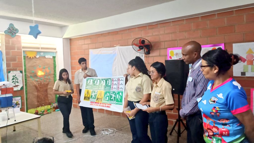 CDCEAragua's tweet photo. Estudiantes de 5to año de la UEP Menca de Leoni, durante el taller de auto protección dictado por la coordinación de formación de protección civil del Mcpio Libertador.
#UnidosDeCorazón 
@NicolasMaduro 
@_LaAvanzadora 
@MPPEDUCACION 
@LeiraSuarezPsuv 
@Soykarinacarpio https://t.co/wXqcpUNOgX
