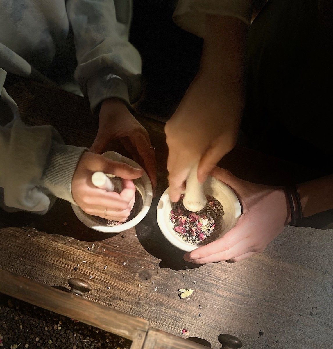 OldOpTheatre's tweet photo. We had barrels of fun at our free family workshop yesterday. Crafty cards and fragrant herbal pomanders were made by all. Still plenty to do for kids at the museum this half-term, so pop along and see us. More info via: https://t.co/TNVer3Yz99
#OldOpEvent #OldOpOutreach https://t.co/yWzu9Yew5C