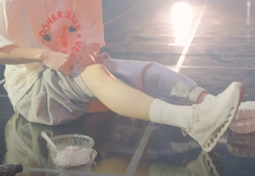 태용이 다리 진짜 너무 예쁨