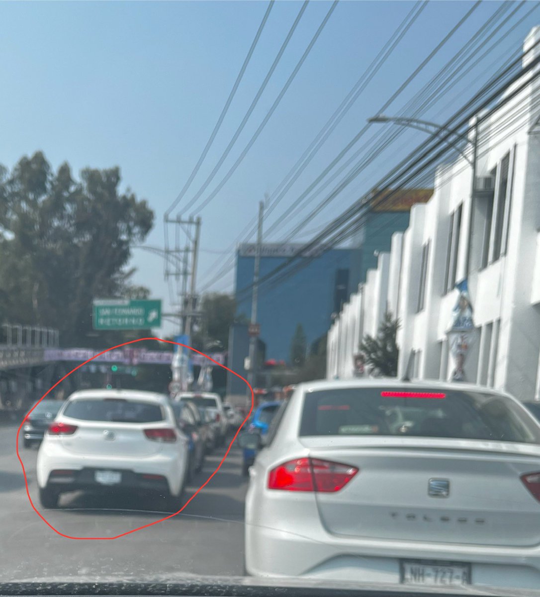 De nuevo @OVIALCDMX @C5_CDMX @UCS_GCDMX #TransitoGCDMX , en medio de avenida insurgentes se estacionan como si nada autos, no hay banqueta cerca ¿se puede hacer esto?, av insurgentes sur 3500 , alcaldía Tlalpan frente a SEDATU 🤷🏽‍♂️
Espero hoy si vengan ya que no viene nadie