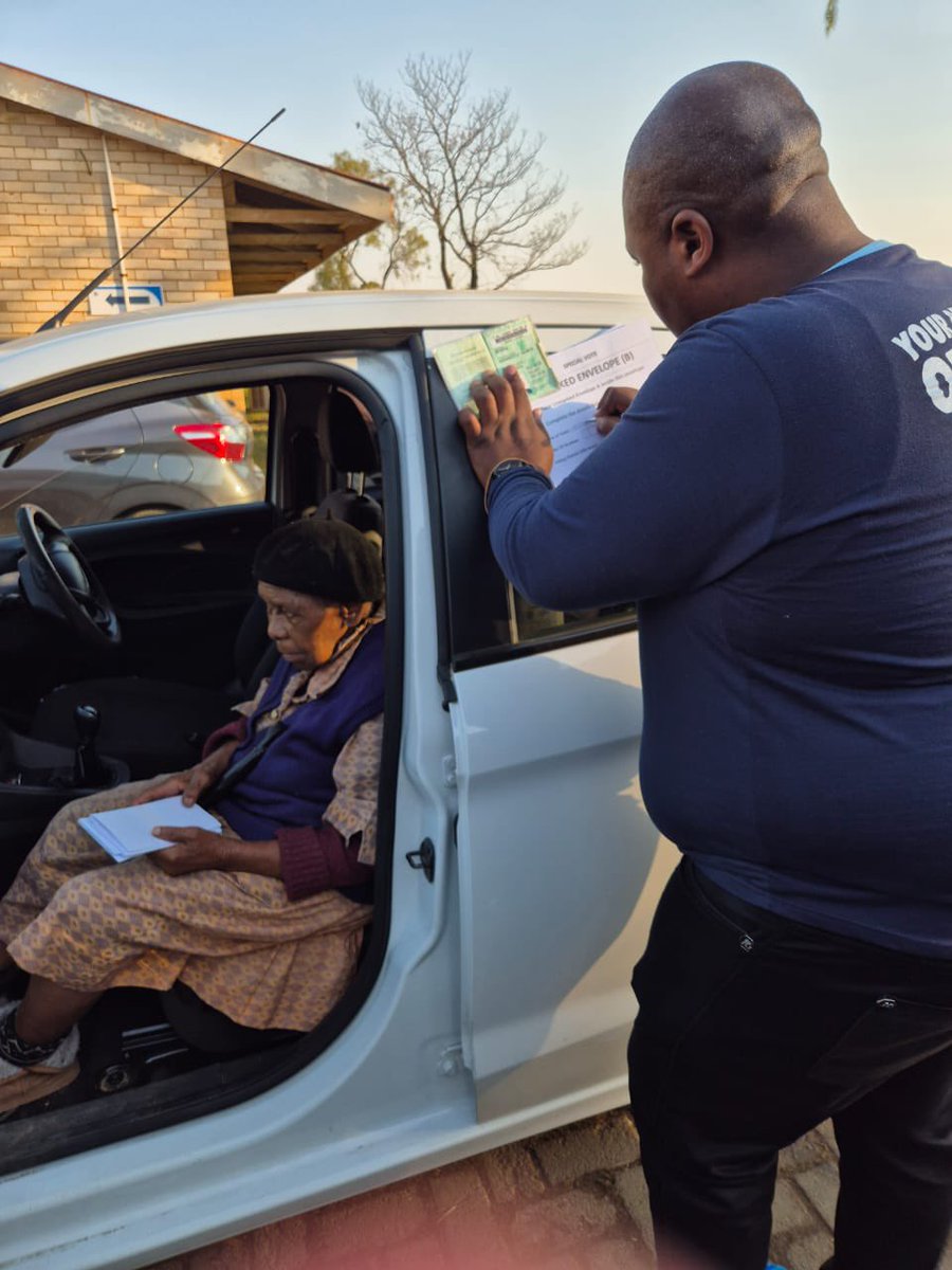 ActivateZA's tweet photo. Sharp fede we note and know that the lines are long, but here’s the thing. If you don’t go vote, you’ll wait a longer FIVE years!!! to make your mark. Stay the course do it for yourself. Do it for your community. #Each1take1 #SAElections24 #WeAreVoting 🗳️🫡🇿🇦😭🤸👑🥰🙏🏾🗣️ https://t.co/RCvGhLC1Xr