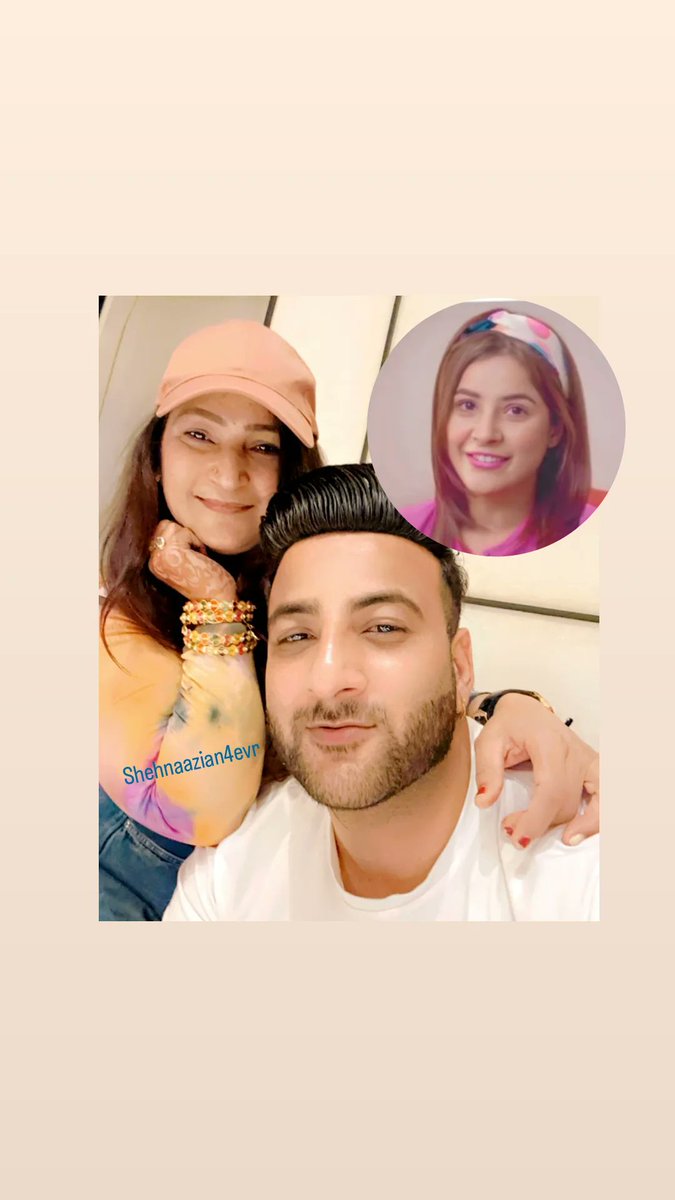 Her cute family 😍🧿
#SHEHNAAZGILL #SHEHNAAZIANS #ShehnaazGallery #PlayBackSingerShehnaaz #bollywood #love