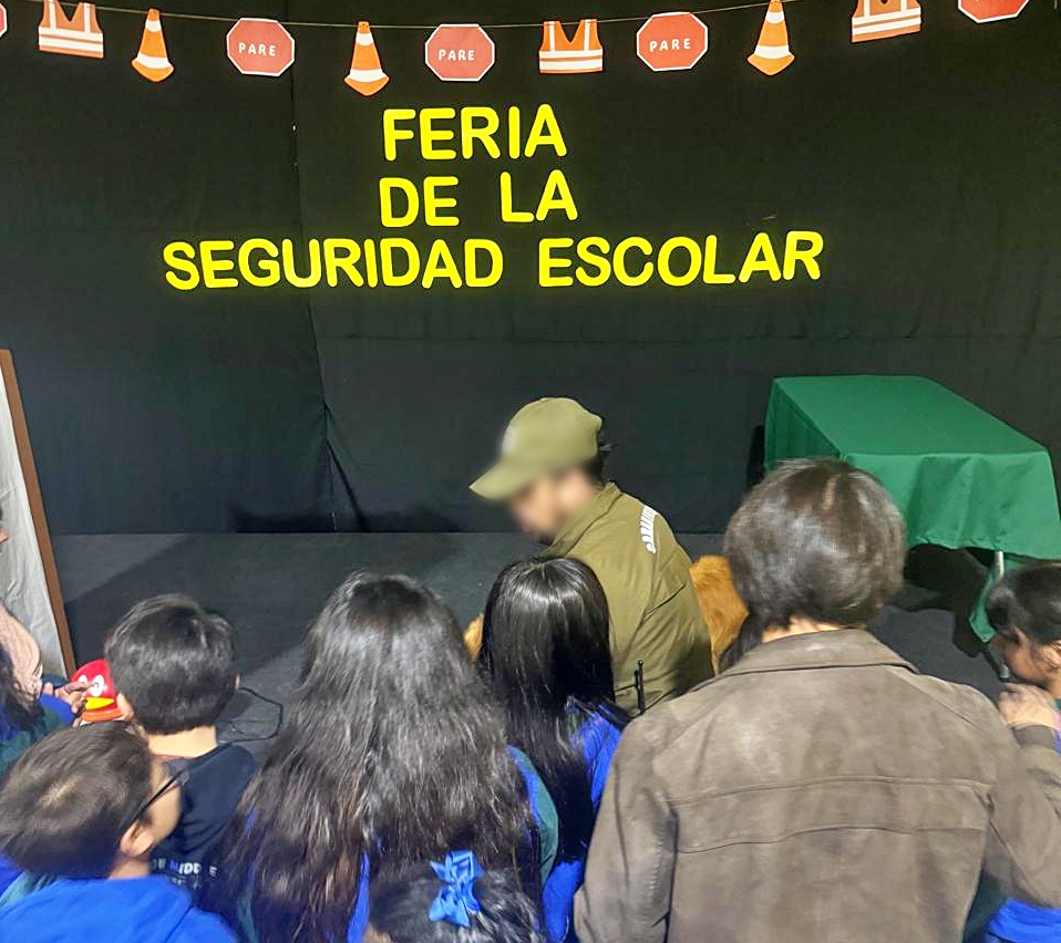 Con motivo de la 'Semana de la Seguridad Escolar' Carabineros del OS-7 #Llanquihue participa con su 🐕‍🦺'Gea' en feria de la seguridad de la Escuela Panitao de #PuertoMontt #LaPrevenciónEsNuestraEsencia