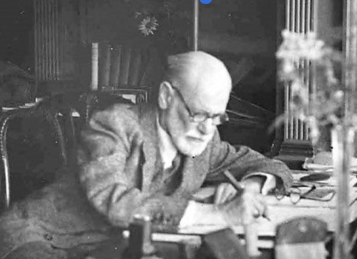 “La risposta alla Sua domanda su come faccio a conciliare la scrittura con la mia attività clinica é semplice: devo riposarmi dalla psicoanalisi con il lavoro, altrimenti non reggo.“ Sigmund Freud, lettera a Karl Abraham, 3 marzo 1912