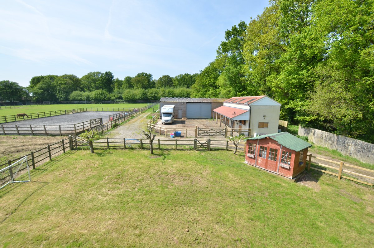 EquusProperty's tweet photo. Equestrian &amp; Country property for sale - Mid Kent - Over 5 acres (*TBV) versatile 5/6 bedroom accommodation - £1.065m
https://t.co/yAn4oyEj0c https://t.co/1E73oB45GM