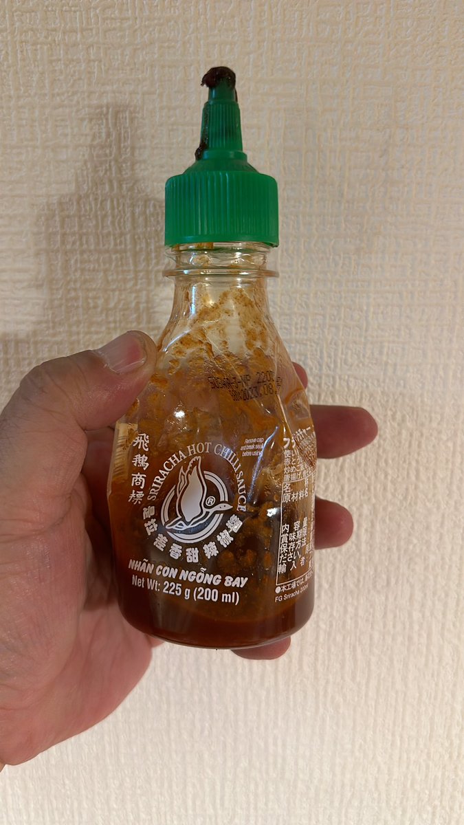 タイのシラチャーソース 、世界的なエスニックソース。容器が極めて硬くて容量が減って来ると実に出しにくい。もっと柔らかな素材に出来ないものか。柔らかなボトルにしたらグッと消費量上がると思う。シラチャーソースの社長さん、そう思いませんか？