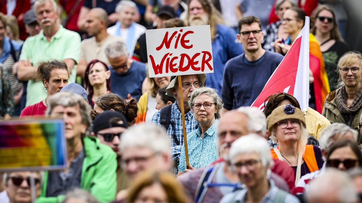 Stadt Essen beschließt Auflagen für AfD-Parteitag
Nur wenn die AfD auf strafbare Parolen verzichtet, soll ihr Bundesparteitag in Essen stattfinden dürfen. Der Stadtrat verlangt dazu eine schriftliche Selbstverpflichtung.
➡️zeit.de/politik/deutsc…