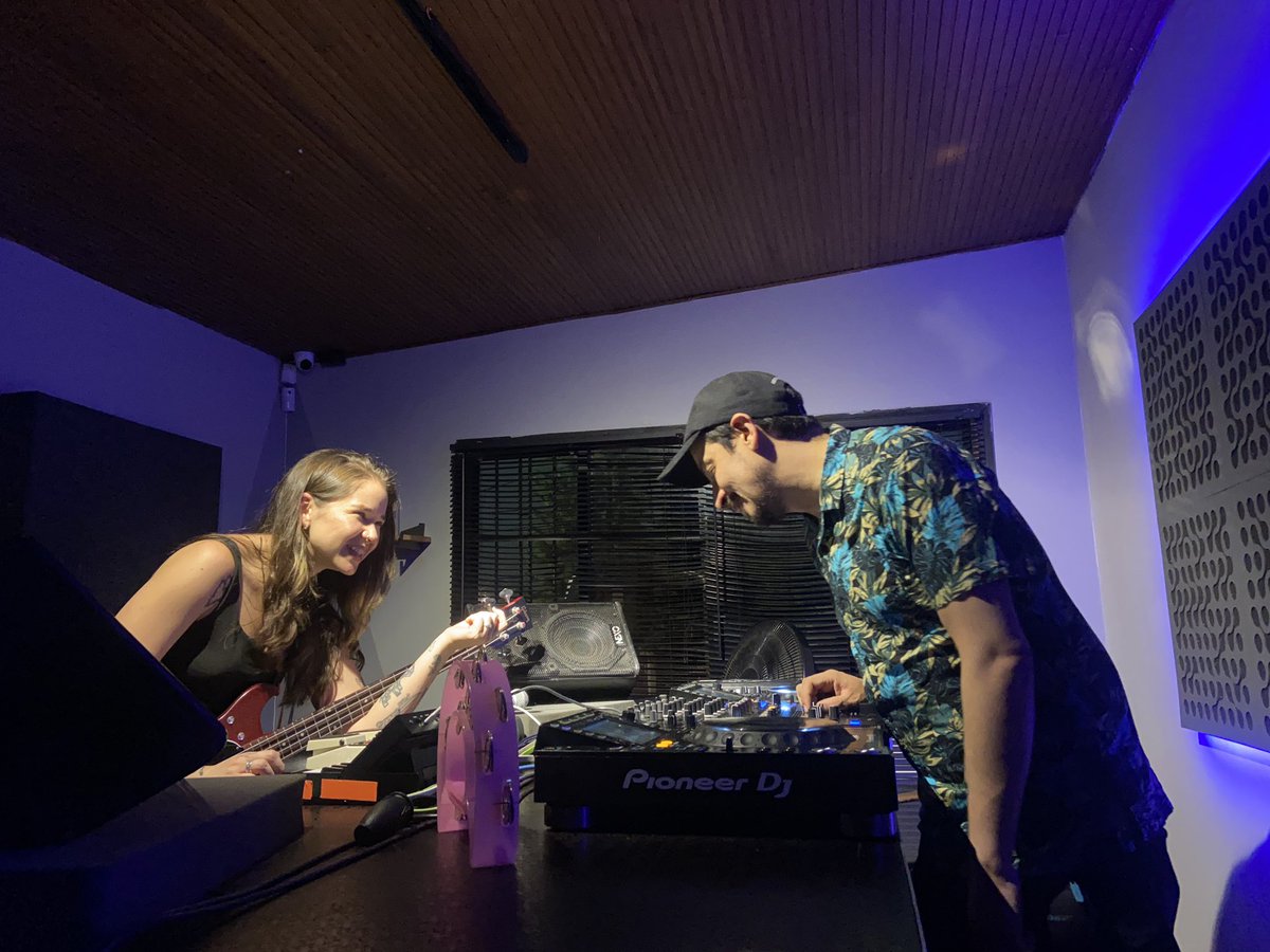 SoyEmiliamusica's tweet photo. ⚡️Sonique ⚡️ un re teso de la electrónica acompañándome este viernes en #SuperRayo
Somos dos en este fiesta!!
Entradas https://t.co/6HI3kCdV9h https://t.co/WACEmfbocQ