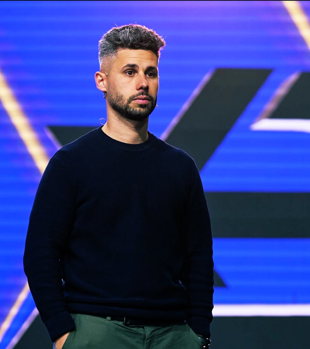 🎙️No es casualidad que este señor y su equipo lleven dos victorias seguidas en la #KingsWorldCup y con el fútbol que están haciendo. Para mucha gente serán solo los jugadores pero los que lo conocemos, sabemos de su implicación y su manera de trabajar para conseguir éxito <a href="/vicgr7/">Víctor González</a>