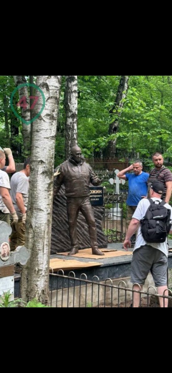 Nun hat Jevgenij Prigozhin, der Anführer der Gruppe Wagner, ein Denkmal bei seinem Grab in Piter.