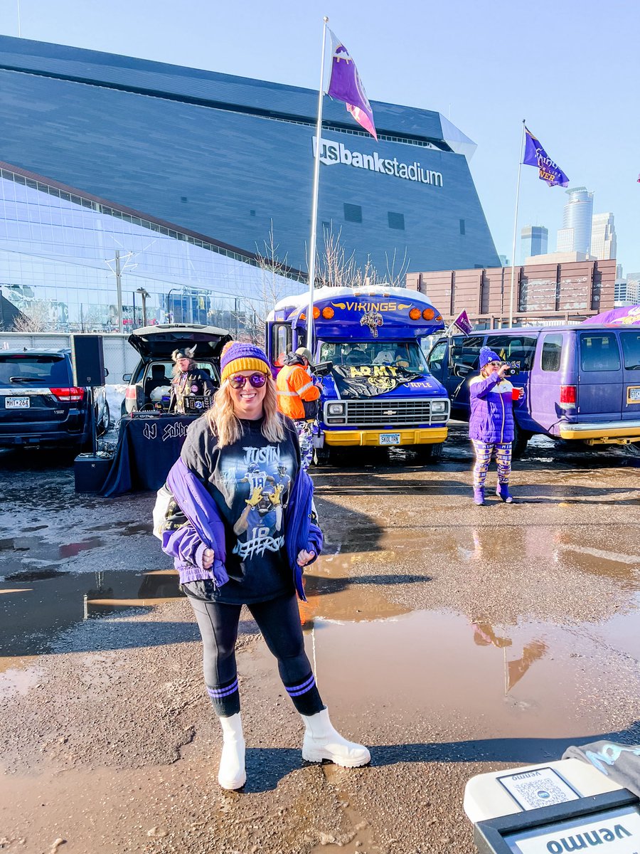 Hi to all of @Vikings Twitter! If we aren’t already following eachother on here— let’s do it now! Also, say hi + give me a #SKOL so I don’t miss you back!✨💜#minnesotavikings #nflfans #nfcnorth