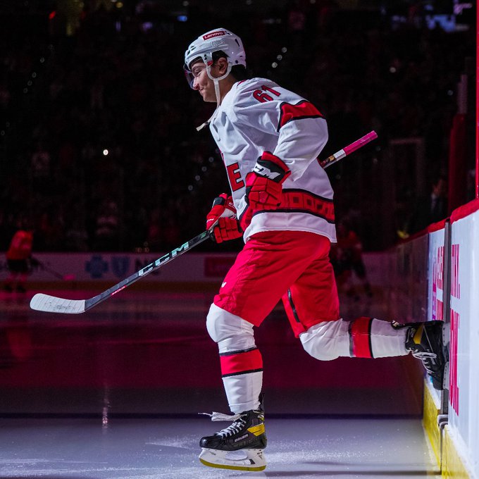 Photo of Ryan Suzuki running out of the tunnel 