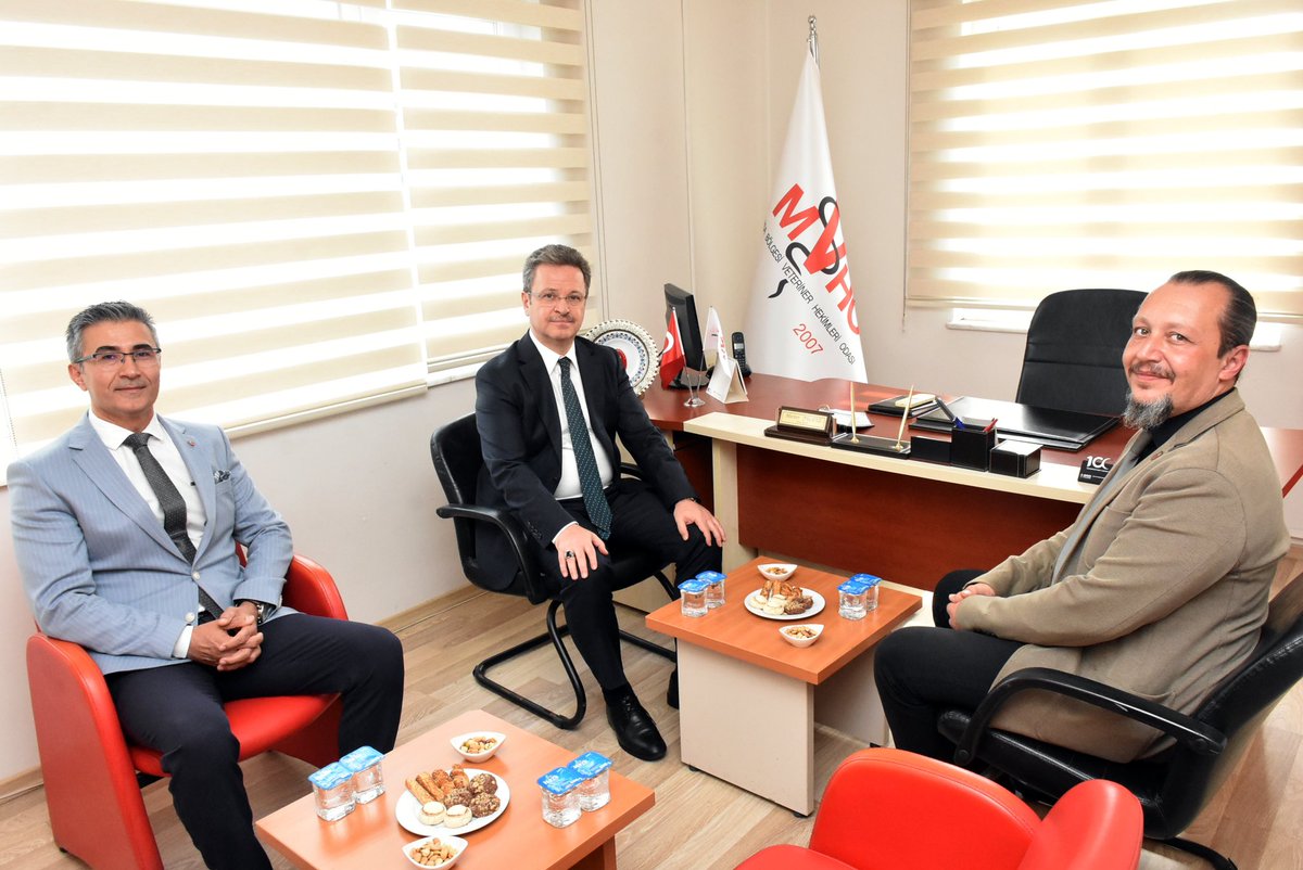 Valimiz Enver Ünlü, Manisa Veteriner Hekimler Odasına ziyarette bulundu. Oda Başkanı Merter Yıldız ve yönetim kurulu üyeleri tarafından karşılanan Vali Enver Ünlü, oda faaliyetleri ve çalışmaları hakkında bilgi aldı.