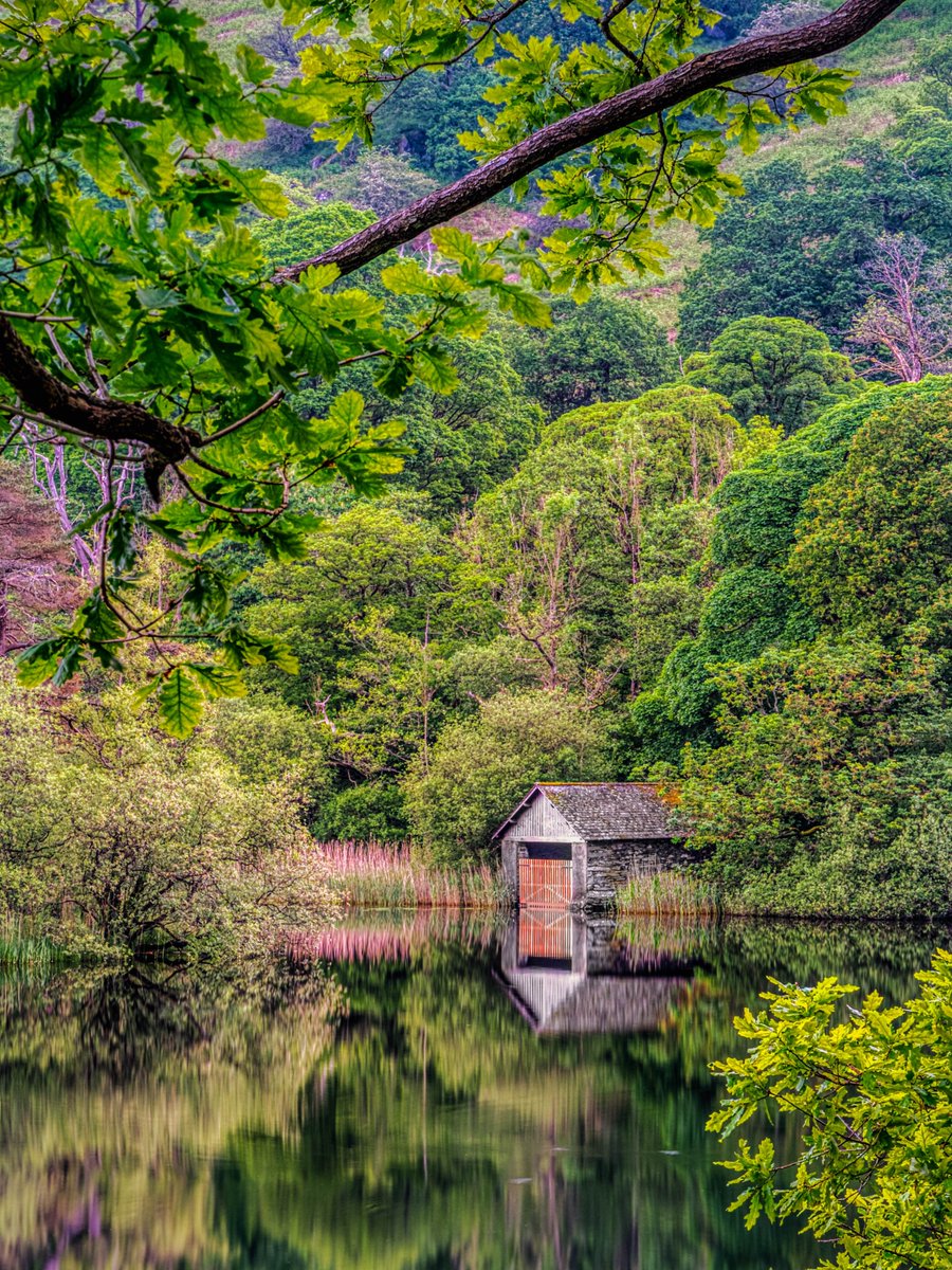 Morning everyone hope you are well. On my walk around Rydal Water I always stop to admire this view of the boathouse especially when there are some beautiful reflections. Have a great day. #LakeDistrict @keswickbootco