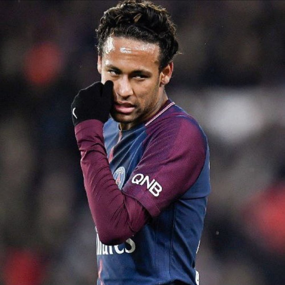 estagiariodoney's tweet photo. Neymar de tiara e luva.

Até o diabo fazia o sinal da cruz. https://t.co/D1K7XfCDOx