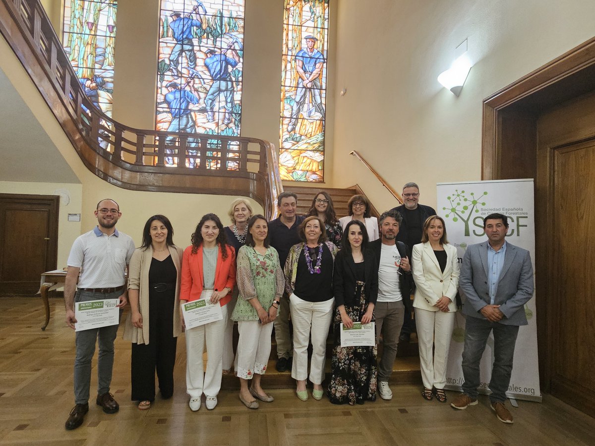 Ayer hicimos entrega, en el Salón de Actos Margarita Salas de @INIA_es de los premios @secforestales 2023 a:  Laura Alonso de @uvigo, accésit a mejor tesis; Adrián Cidre, de @ETSIAMCordoba, accésit a mejor TFM; y Beatriz Cobo, de @uclm_es accesit a mejor TFG. ¡Enhorabuena!