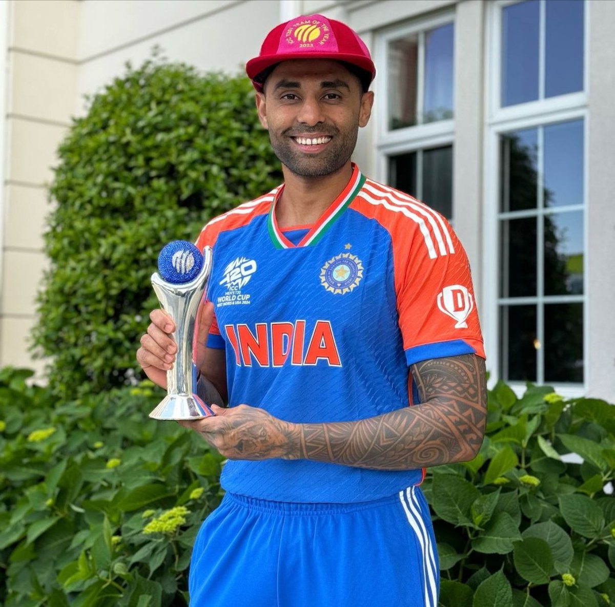 Suryakumar Yadav with the ICC T20I Player of the year award. 🌟 - The best T20 batter currently in cricket.
