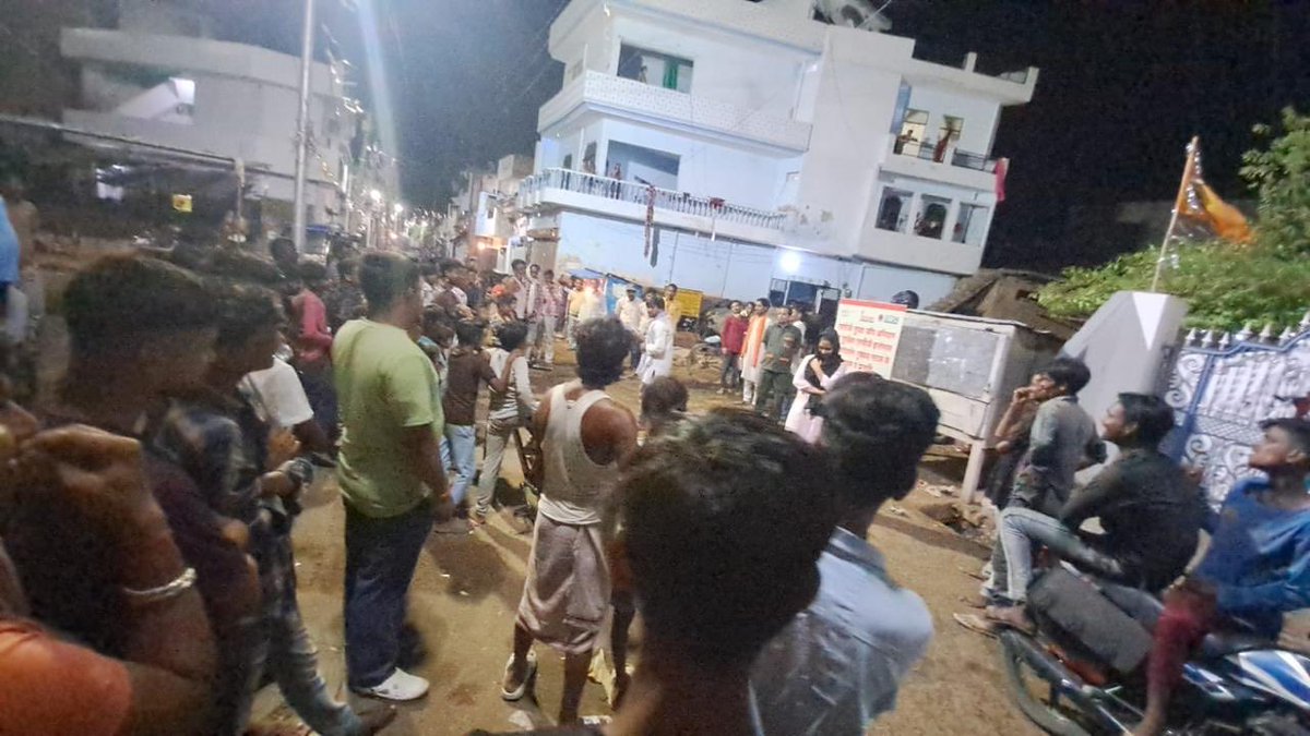 PrayagrajIDO's tweet photo. After Scorching Heat in Noon, people relaxing around in Huge Nos for our Evening Nukkad Natak Shows on BSC.
Pictures speak up for involvement & interest of audience.
#HugeSuccess
@IndianOilcl
@ChairmanIOCL
@IOCL_UP @rajesh29536 @thakurkm007 @IndianOilcl @EDLPGIOCL @DirMktg_iocl https://t.co/e23XuGpNZm