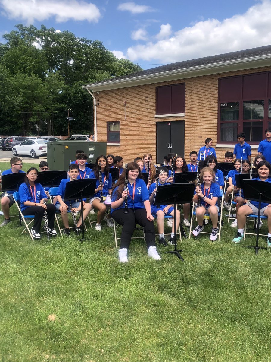 We salute our veterans and thank them for their service! 
#dumontdistrict
 #Honisshawks 
#MemorialDayRememberance