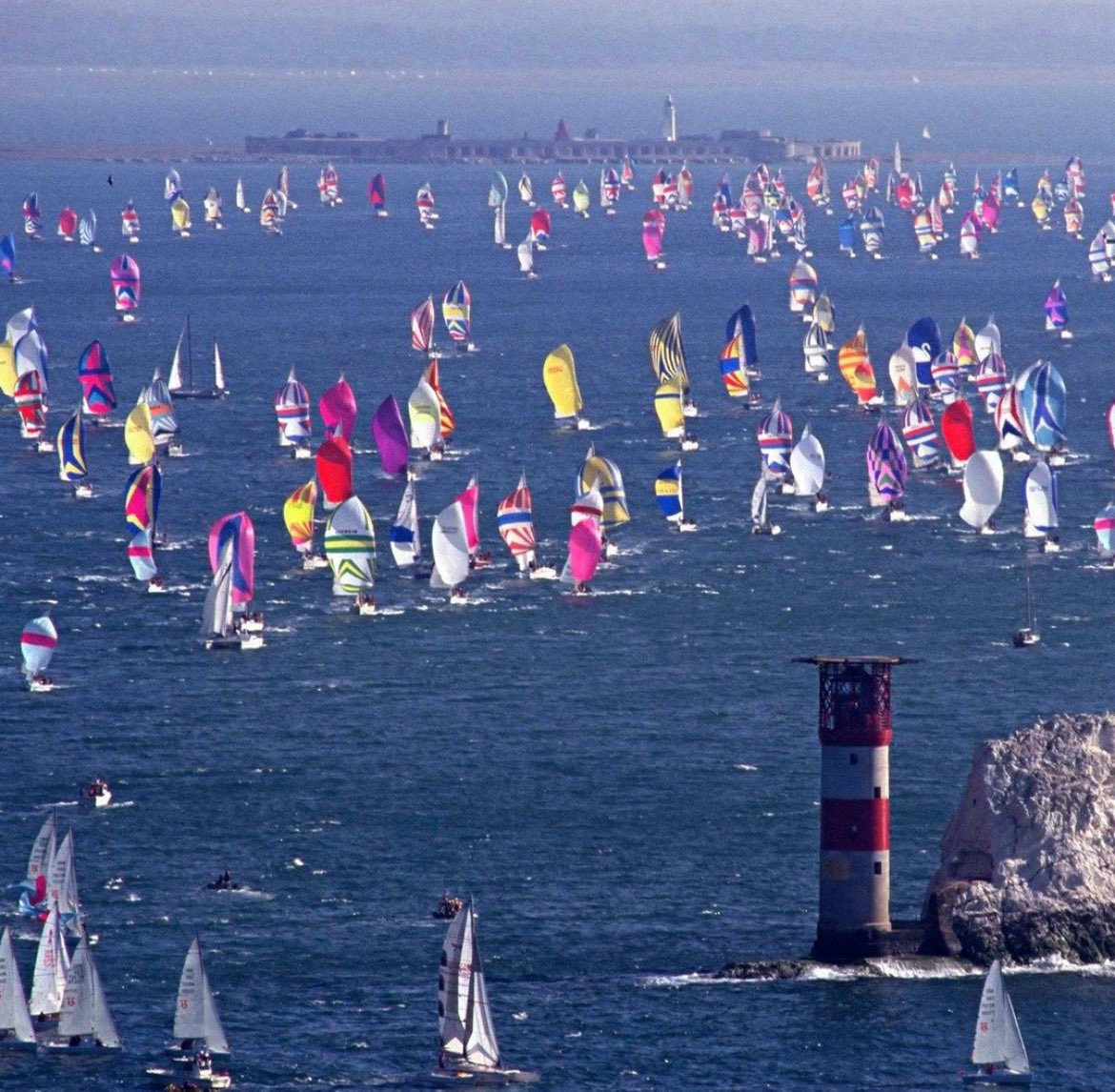 Competitors come from all over the world to follow the 50 nautical mile course round the Isle of Wight ❤️@RoundtheIsland You can see me just on the far right waving 👋 Starting on the famous Royal Yacht Squadron line in @ilovecowes , the fleet races westabout, to