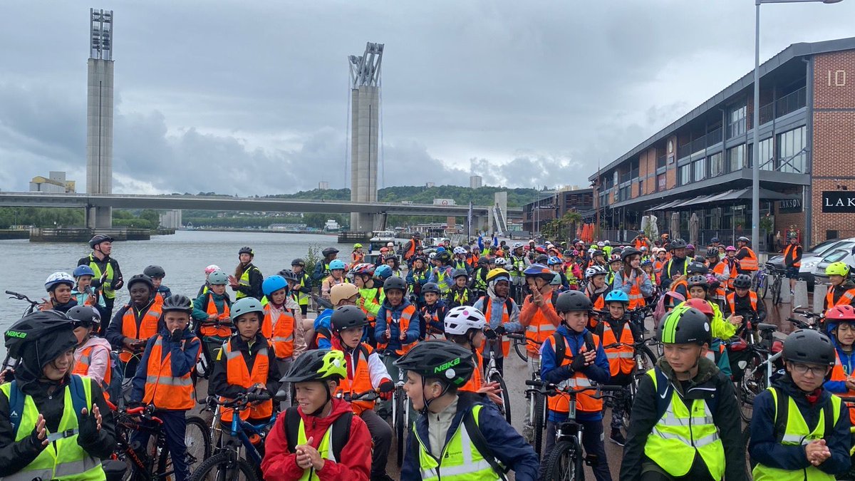 Dans le cadre du projet "Tous en Seine 2024", 154 élèves de 6 écoles du département parcourent les Boucles de la #Seine à #vélo. Ils ont visité #Rouen et échangé avec le directeur académique adjoint sur les bénéfices de ce voyage scolaire. #SavoirRoulerAVélo #MaiAVélo