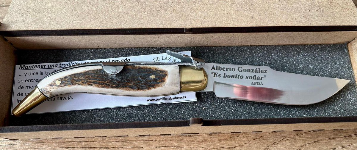 algonfer17's tweet image. Muy agradecido a @APDAlbacete, porque si “Es bonito soñar”, aún más lo es poder compartirlo con buena gente! 

Muchas gracias por el detalle.

Lucharemos por un Alba que haga soñar… ⚽️💪