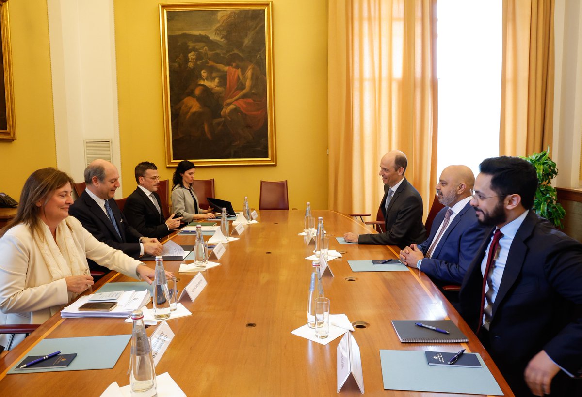 Secretary General of #ItalyMFA Amb Guariglia talks to Ambassadors of Austria and Kuwait at the UN, co-chairs of the #UN body in charge of Security Council reform. Italy is committed to a more democratic, representative, effective and accountable Council.