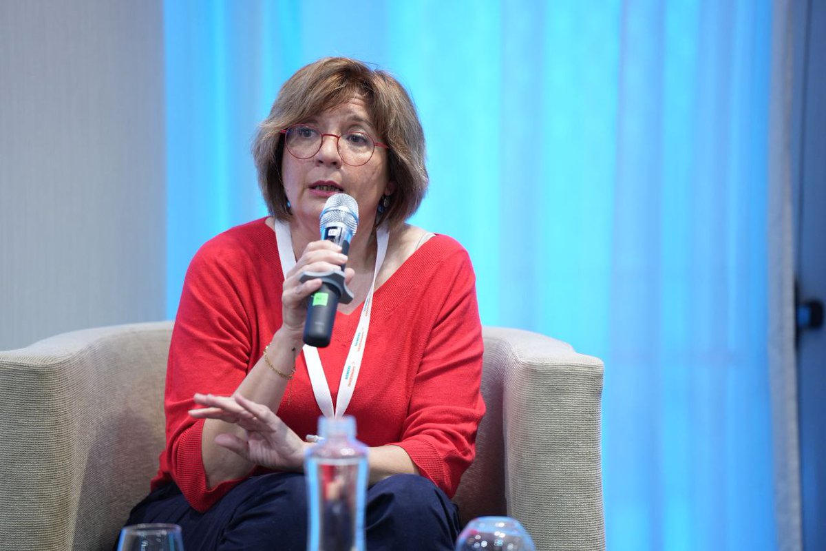 Sesión Debate 1 Doña Nuria Abdón Responsable del proyecto UNICAS “El proyecto UNICAS trata sobre enfermedades raras. Estamos trabajando en generar una herramienta consensuada y colaborativa e interoperable" 
#SEIS #ForogobernanzaTIC24