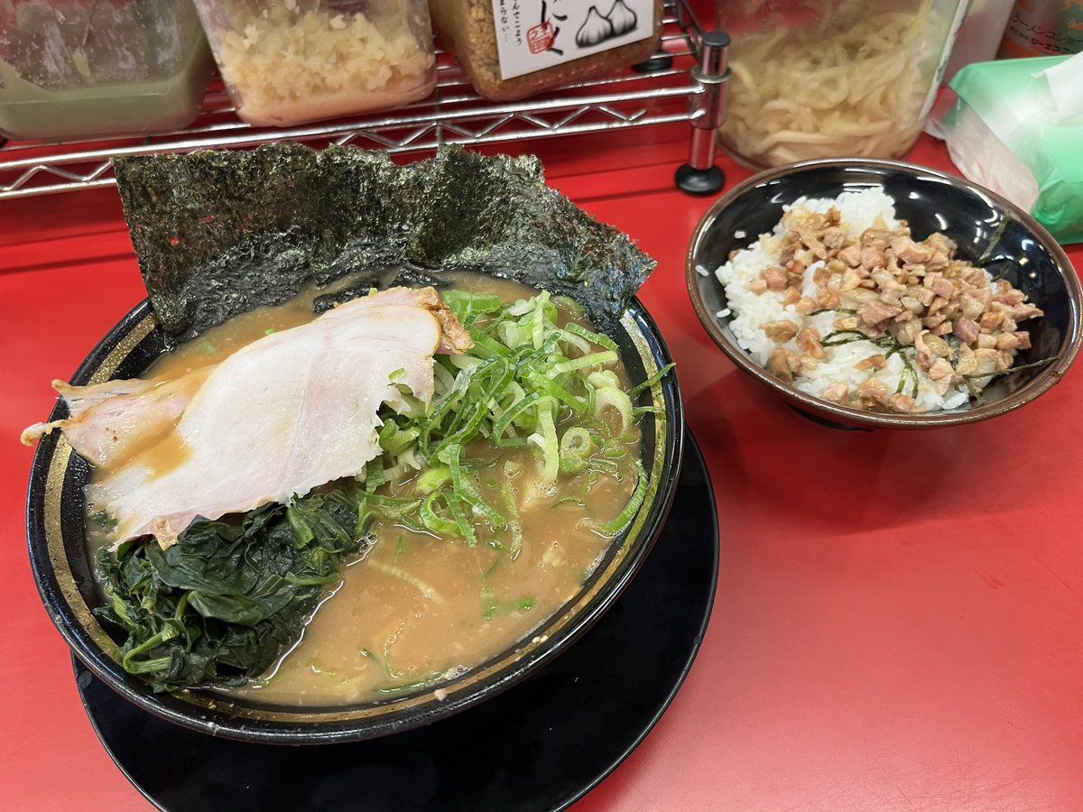 居酒屋→ガチなバーからの

◆ 柏王道家
 ☑︎ ラーメン（柔・普、少）
 ☑︎ 薬味ネギ
 ☑︎ 半チャーシューまぶし

今夜はフルコース

好きな居酒屋とバーで飲み
間に合うなら駆け込むのはコチラ
まさかの2日連続

いつ食べても美味しいけれど
飲み終わりに食べると胃に染み渡る

安定の好みで爆食！