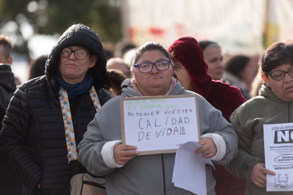 Desde @CiudadFuturaOK le decimos NO al decreto nacional que pretende destruir el sistema de atención a las personas con discapacidad. Hoy y siempre las acompañamos en la defensa de sus derechos, junto a las organizaciones y familiares.