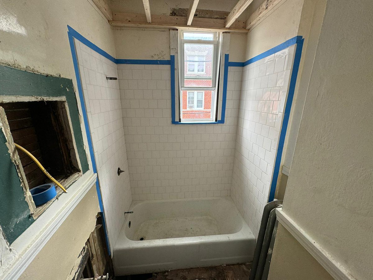 📸 Before and after pictures of Tub and Tiles Refinishing
📌 at Miles St, Boston
.
#bathroomdesign #bathroomdecor #tubreglazing #tubrefinishing #boston #massachusetts
.
☎️ 617-848-0453
📧 info@baystaterefinishing.com
📍 121B Tremont St. Suite 12 Boston MA 02135